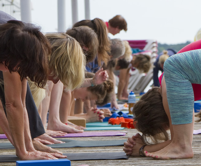 Hansa Yoga Forrest Yoga mit Katharina Rodewald Head to ankle © Günter Kupich, Hamburg