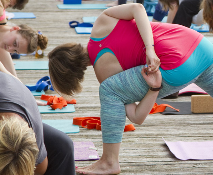 Hansa Yoga Forrest Yoga mit Katharina Rodewald Interlock Warrior © Günter Kupich, Hamburg