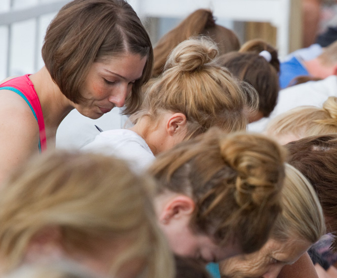 Hansa Yoga Forrest Yoga mit Katharina Rodewald Unterrichten teachen assistieren Uddiyana Pranayama © Günter Kupich, Hamburg