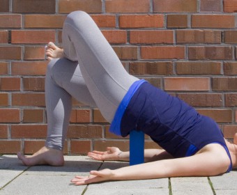 Hansa Yoga – Forrest Yoga mit Katharina Rodewald, Bridge over block, Bridge ankle over thigh @ Günter Kupich, Hamburg