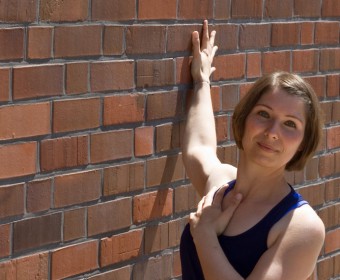 Hansa Yoga – Forrest Yoga mit Katharina Rodewald, Chest opener on the wall © Günter Kupich, Hamburg