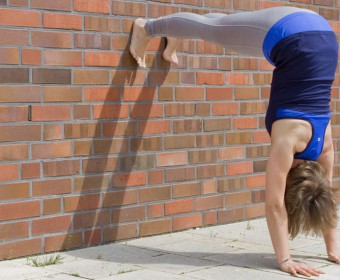 Hansa Yoga – Forrest Yoga mit Katharina Rodewald, Down Dog on the wall, Herabschauender Hund an der Wand © Günter Kupich, Hamburg