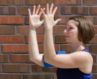 Hansa Yoga – Forrest Yoga mit Katharina Rodewald, Unlocking the shoulders with block between upper arms © Günter Kupich, Hamburg